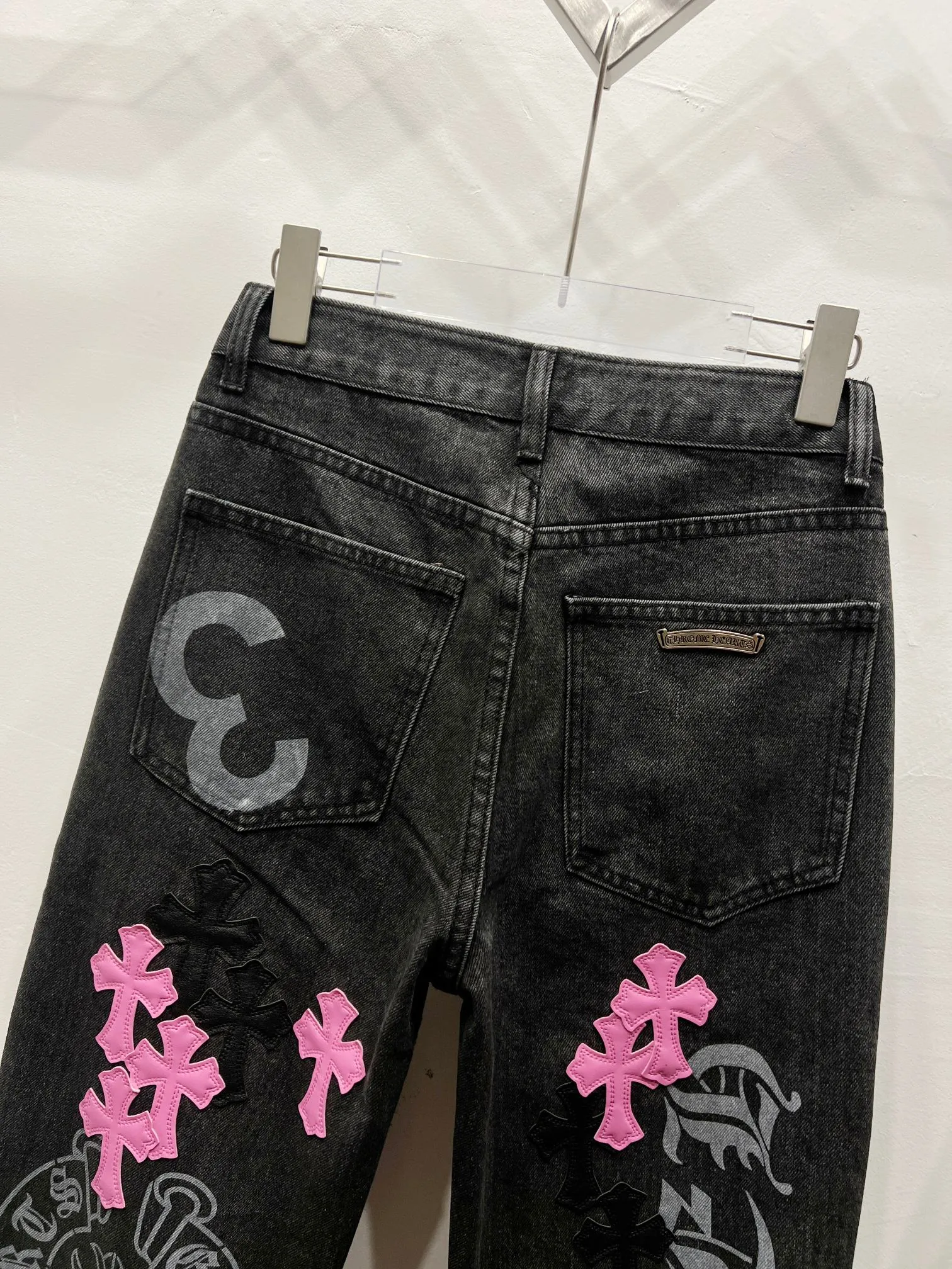 P260 Style No.: (c036) ChromeHearts & ChromeHearts Purple spray-painted graffiti leather Cow King jeans Original hardware accessories washed and other elevators, QR code analysis are all purchased from the original factory, high degree of restoration, you are welcome to compare the products~ Three-dimensional version Loose and comfortable, not picky about the body shape Make you taller and slimmer Factory Seiko Original quality control Same style for men and women Can be matched with couples Versatile recommendation Necessary jeans for all seasons Hipsters have been disappointed From the quality selection of fabrics, the tailoring of details, and the matching of patterns, everything is impeccable! The upper body is so handsome when worn...it can be easily worn by men, women and children! The craftsmanship is made of heavy-duty washed pure cotton denim fabric. After washing, it is soft and thick and looks very stylish when worn. Size: 28, 30, 32, 34, 36 (S-XXL) Color: black purple